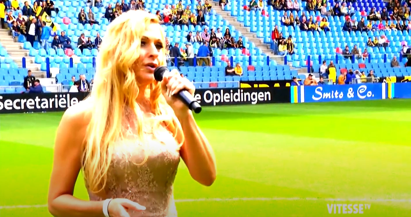 Jackie Bredie singt Hymne De droom bei Eröffnung des Vitesse Stadiums
