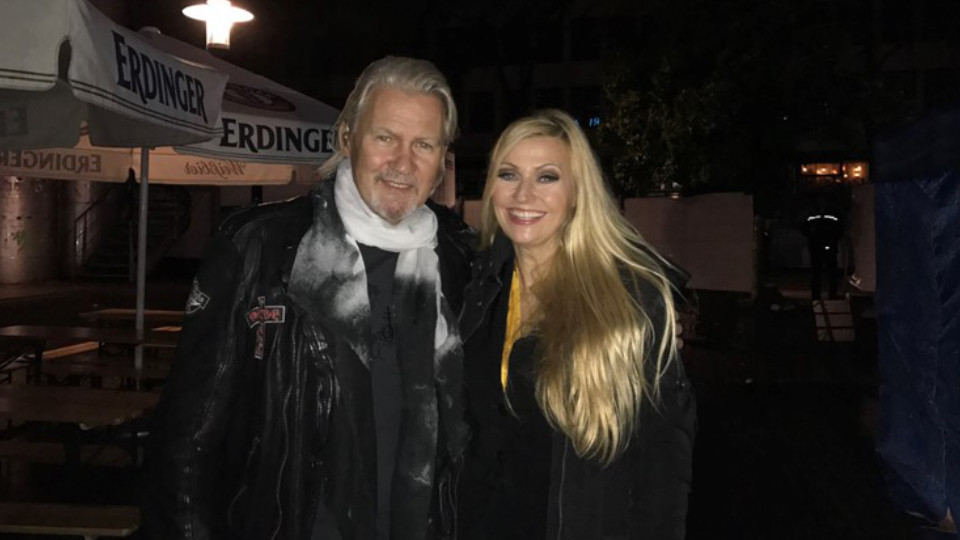 Me and Johny Logan discussing singing Techniks LAXVOX. Backstage Essen open air. WDR4 Band ist he opening act.